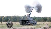 Die Besatzung einer Panzerhaubitze bei der Abgabe des ersten Schusses