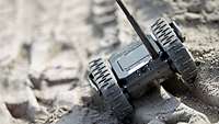Ein Aufklärungsroboter RABE fährt durch Sand.