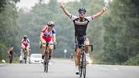 Kevin Vogel gewinnt das Radrennen im Endspurt. Die zwei geschlagenen französischen Fahrer rollen hinter ihm ins Ziel.