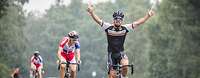 Kevin Vogel gewinnt das Radrennen im Endspurt. Die zwei geschlagenen französischen Fahrer rollen hinter ihm ins Ziel.