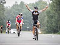 Kevin Vogel gewinnt das Radrennen im Endspurt. Die zwei geschlagenen französischen Fahrer rollen hinter ihm ins Ziel.