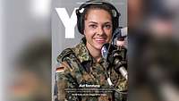 Das Cover vom Y-Magazin mit Foto von einer Soldatin, die vor einem Mikrofon sitzt und in die Kamera lächelt.