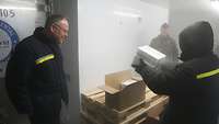 Ministerpräsident Weil wirft einen Blick in den Ultratiefkühlcontainer