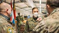 Drei Soldaten mit Mund-Nasen-Schutz im Gespräch 