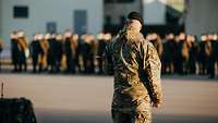 Ein Soldat steht vor den angetretenen Soldatinnen und Soldaten