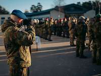Antreten Ein Soldat fotografiert von hinten die in einer Formation angetreten Soldatinnen und Soldaten