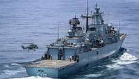 Ein Hubschrauber landet auf einem Militärschiff