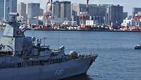 Eine Fregatte läuft in den Hafen von Tokio ein