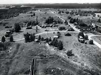 Zentrale Einrichtung zur Behandlung von Verwundeten im Feld Schwarz-weiß-Luftaufnahme eines Hauptverbandplatzes während einer Übung im Jahr 1961