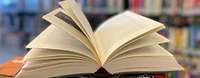 Fachpublikationen des ZGeoBw Ein aufgeklapptes Buch in einer Bücherei.