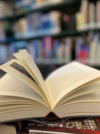 Ein aufgeklapptes Buch in einer Bücherei.