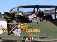 Flugvorbereitungen Gabriel sitzt im noch offenen Cockpit einer T-6 und schaut konzentriert nach unten.