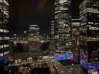 New York bei Nacht Beleuchtete Hochhäuser in New York bei Nacht.