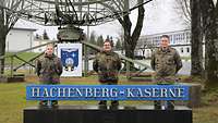 Drei Soldaten stehen hinter dem Schild der Hachenberg-Kaserne.