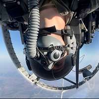 Gabriel sitzt im Cockpit der kopfüber fliegenden T-6.