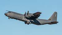 Ein Flugzeug vom Typ C-130J in der Luft