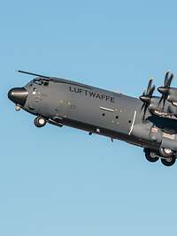 Ein Flugzeug vom Typ C-130J in der Luft