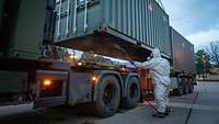 20220214-Tierseuchenprophylaxe_ABC_Abwehr_EPF-Bundeswehr - R. Alpers-018 Ein Container schwebt am Kran über einem Sattelzug.