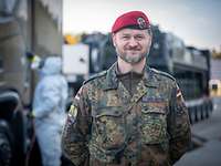 Ein Mann in Uniform lächelt in die Kamera