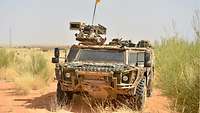 Ein Spähwagen der Bundeswehr in der Steppe von Mali