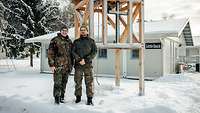 Militärpfarrer Stanko mit seinem Begleitsoldaten vor der Little Church