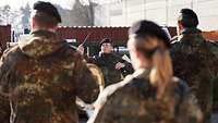 Blick auf den Dirigenten aus der Formation heraus.