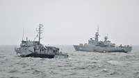 mine countermeasures vessel Fulda and mine layer Uusimaa Zwei graue Kriegsschiffe in See