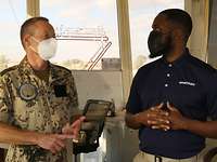 Ein deutscher und ein amerikanischer Soldat unterhalten sich im Tower