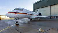 Ein Flugzeug der Flugbereitschaft vor einem Hangar