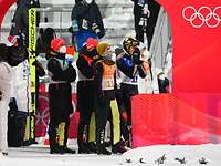 Skispringen stehen gemeinsam beisammen
