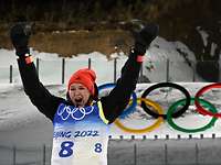 Eine jubelnde Wintersportlerin
