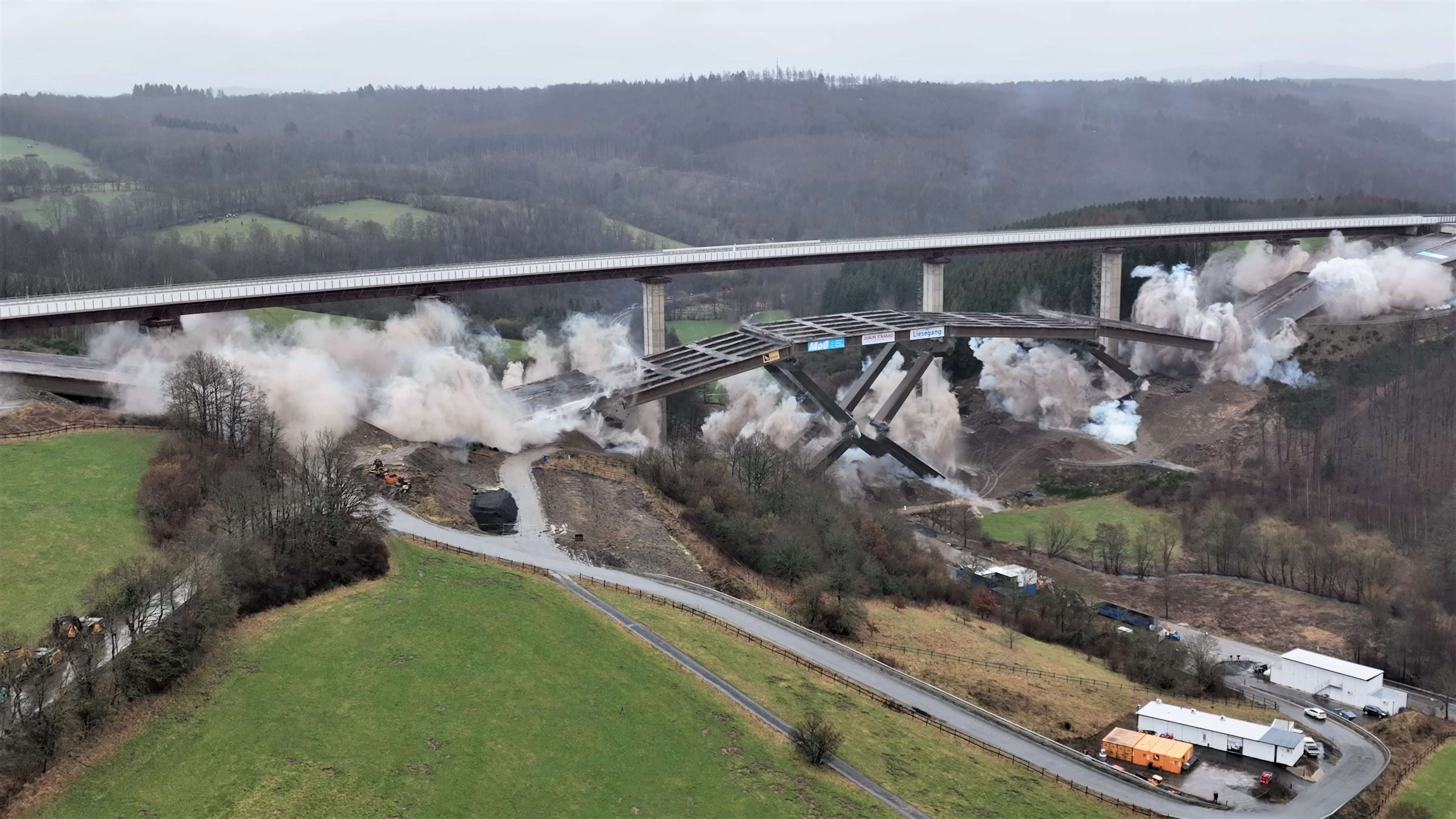 Talbrücke Rinsdorf für Neubau gesprengt