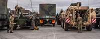 Deutsche Soldaten bereiten Militärfahrzeuge für die Verlegung vor.