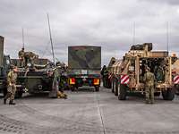 Verlegung nach EFP Deutsche Soldaten bereiten Militärfahrzeuge für die Verlegung vor.