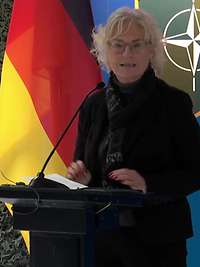Verteidigungsministerin Lambrecht spricht am Rednerpult