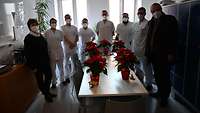 Die Pflegedirektorin des Krankenhauses mit dem Team der Bundeswehr.