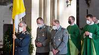 Einzug der Zelebranten zum Gottesdienst