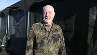 Ein Soldat steht vor einem Bundeswehrzelt im Portrait.