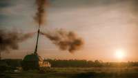 Panzerhaubitze schießt im Sonnenuntergang