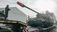 Panzerhaubitze 2000 fährt vom Schwerlasttransporter