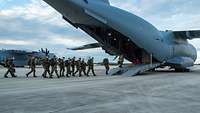 Soldaten gehen über die Heckrampe in ein Transportflugzeug vom Typ A400M