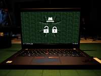 PC-Login Ein Laptop steht auf einem Schreibtisch. Der Bildschirm zeigt eine Sicherheitsbarriere.