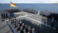 Mehrere Soldaten sind auf dem Schiffsdeck der Fregatte „Mecklenburg-Vorpommern“ angetreten