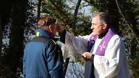 Militärdekan Zawiasa verteilt das Aschekreuz Militärdekan Mirko Zawiasa verteilt das Aschekreuz