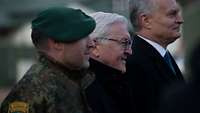 Oberstleutnant Daniel Andrä, Bundespräsident Frank-Walter Steinmeier und Gitanas Nausėda stehen nebeneinander.