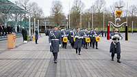 Ein Marschformation mit Soldaten auf einem großen Platz