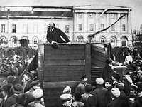Fälschung Schwarz-Weiß-Aufnahme: Lenin spricht von einer Tribüne zu vielen Menschen