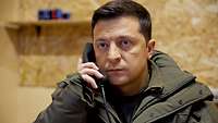 Wolodymyr Selenskyj an einem Telefon
