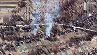 Satellitenfoto von einem Militärkonvoi und brennenden Häusern