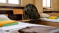 Stube in der Kaserne Auf den Betten liegen Decke, Handtücher und Bettwäsche bereit. Der Rucksack mit der Ausrüstung steht daneben.